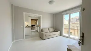 Piso reformado para alquilar con decoración neutra y llaves — reforma piso inversión alquiler