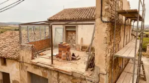 Fachada de casa antigua en España antes de reformar — precio reforma casa antigua 2026